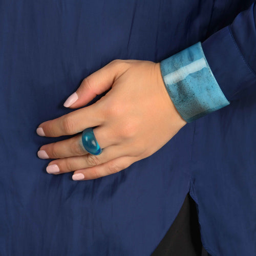 Bague Mina en Lucite bleue transparente